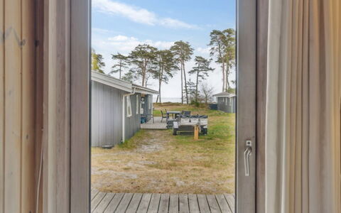 Apelun - 60M from the Sea: Dak, Huis, Huis, Verblijf, Deur, Siding, Landgoed, Gazon, Werf, Veranda