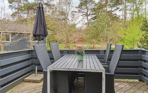 Apelun - 60M from the Sea: Dak, Huis, Huis, Verblijf, Deur, Siding, Landgoed, Gazon, Werf, Veranda