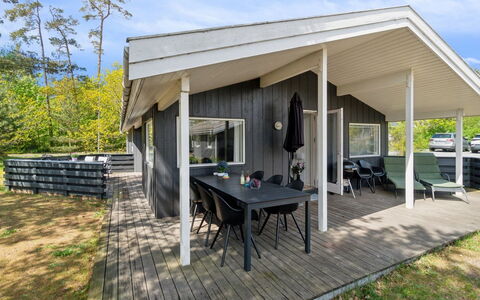 Liska - 60M from the Sea: Hout, Dak, Huis, Huis, Architectuur, Siding, Land Lot, Verblijf, Schuur, Garden Gebouwen