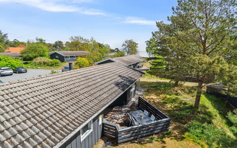 Liska - 60M from the Sea: Hout, Dak, Huis, Huis, Architectuur, Siding, Land Lot, Verblijf, Schuur, Garden Gebouwen