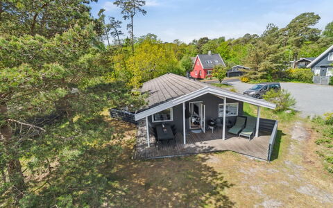 Liska - 60M from the Sea: Hout, Dak, Huis, Huis, Architectuur, Siding, Land Lot, Verblijf, Schuur, Garden Gebouwen