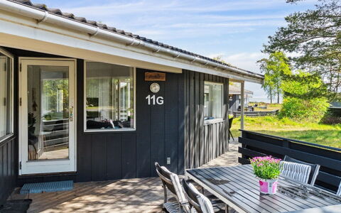 Liska - 60M from the Sea: Hout, Dak, Huis, Huis, Architectuur, Siding, Land Lot, Verblijf, Schuur, Garden Gebouwen