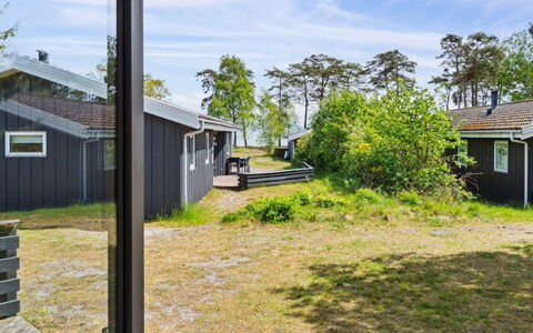 Liska - 60M from the Sea: Hout, Dak, Huis, Huis, Architectuur, Siding, Land Lot, Verblijf, Schuur, Garden Gebouwen