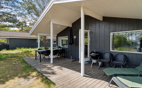 Liska - 60M from the Sea: Hout, Dak, Huis, Huis, Architectuur, Siding, Land Lot, Verblijf, Schuur, Garden Gebouwen