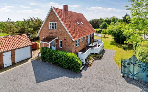 Hughlek - 450M from the Sea: Gebouw, Huis, Venster, Huis, Dak, Woongebied, Struik, Verblijf, Land Lot