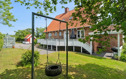 Hughlek - 450M from the Sea: Gebouw, Huis, Venster, Huis, Dak, Woongebied, Struik, Verblijf, Land Lot