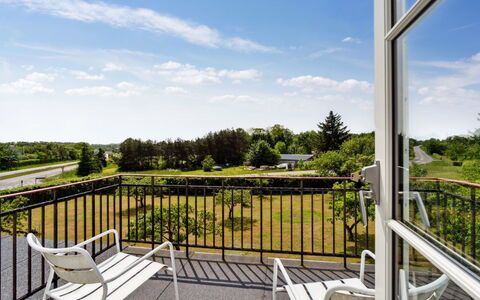 Hughlek - 450M from the Sea: Gebouw, Huis, Venster, Huis, Dak, Woongebied, Struik, Verblijf, Land Lot