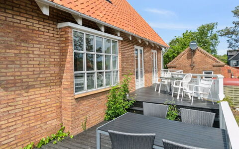 Hughlek - 450M from the Sea: Gebouw, Huis, Venster, Huis, Dak, Woongebied, Struik, Verblijf, Land Lot
