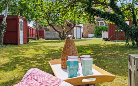 Hughlek - 450M from the Sea: Gebouw, Huis, Venster, Huis, Dak, Woongebied, Struik, Verblijf, Land Lot