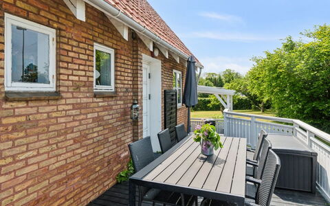 Hughlek - 450M from the Sea: Gebouw, Huis, Venster, Huis, Dak, Woongebied, Struik, Verblijf, Land Lot