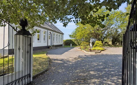 Ofelia - 4Km from the Sea: Dak, Huis, Huis, Verblijf, Deur, Siding, Landgoed, Gazon, Werf, Veranda