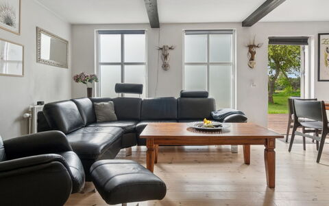 Jerg - 1Km from the Sea: Meubilair, Flooring, Interieur Ontwerp, Woonkamer, Verdieping, Huis, Bankstel, Kamer