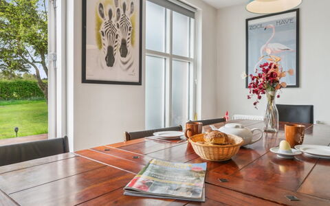 Jerg - 1Km from the Sea: Meubilair, Interieur Ontwerp, Flooring, Eetkamer, Tafel, Muur, Verdieping, Hout, Keuken En Eettafel, Stoel