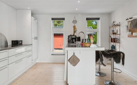 Jerg - 1Km from the Sea: Meubilair, Flooring, Interieur Ontwerp, Keuken, Toestel Van De Keuken, Countertop, Verdieping, Cabinetry, Hout, Major Appliance