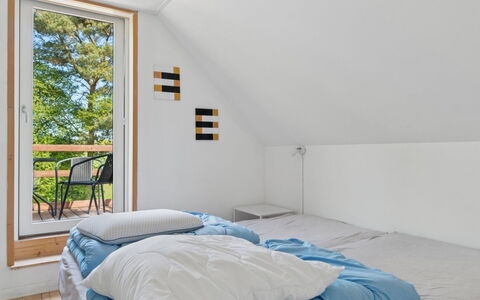 Jerg - 1Km from the Sea: Interieur Ontwerp, Hout, Meubilair, Flooring, Slaapkamer, Verdieping, Bed, Linens, Huis, Laken