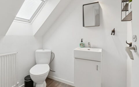 Jerg - 1Km from the Sea: Loodgieterswerkinrichting, Flooring, Verdieping, Interieur Ontwerp, Badkamer, Wastafel, Toilet, Kraan, Loodgieter, Plafond