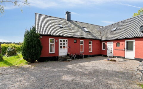 Jerg - 1Km from the Sea: Gebouw, Venster, Huis, Dak, Huis, Woongebied, Verblijf, Deur, Land Lot, Menselijke Nederzetting