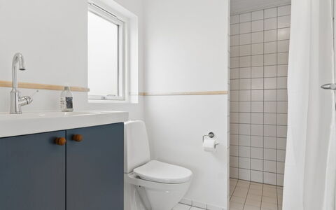 Nani - 500M from the Sea: Wc Bril, Loodgieterswerkinrichting, Badkamer, Toilet, Flooring, Interieur Ontwerp, Verdieping, Wastafel, Loodgieter, Kraan