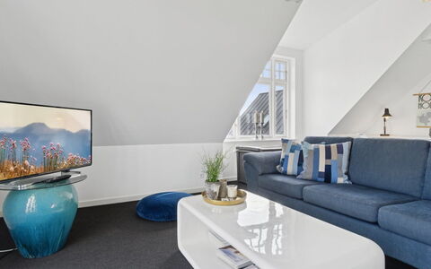 Carola - 1Km from the Sea: Interieur Ontwerp, Flooring, Meubilair, Verdieping, Plafond, Bankstel, Woonkamer, Kamer, Verlichting, Huis