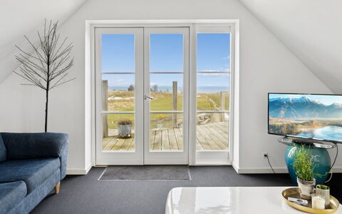 Carola - 1Km from the Sea: Hout, Flooring, Verdieping, Interieur Ontwerp, Meubilair, Kamer, Plafond, Woonkamer, Stoel