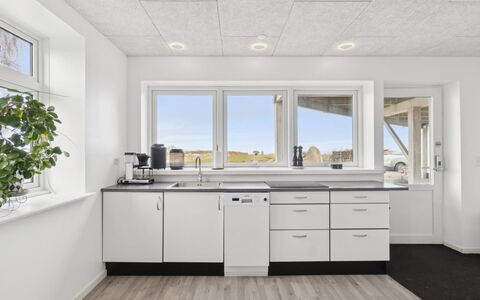 Carola - 1Km from the Sea: Hout, Keuken, Plafond, Flooring, Verdieping, Countertop, Interieur Ontwerp, Appartement, Major Appliance, Cabinetry