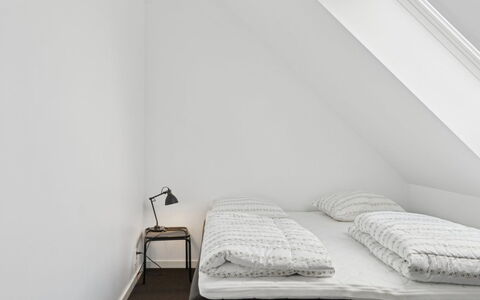 Carola - 1Km from the Sea: Slaapkamer, Bed, Verdieping, Bedding, Laken, Interieur Ontwerp, Linens, Flooring, Bed Frame, Plafond