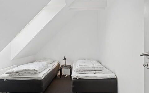 Carola - 1Km from the Sea: Slaapkamer, Bed, Verdieping, Interieur Ontwerp, Bedding, Laken, Flooring, Bed Frame, Linens, Kamer