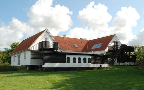 Hening - 150M from the Sea: Gebouw, Huis, Venster, Huis, Dak, Woongebied, Struik, Verblijf, Land Lot