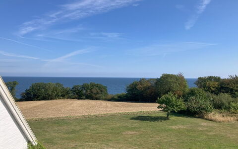Hening - 150M from the Sea: Gebouw, Huis, Venster, Huis, Dak, Woongebied, Struik, Verblijf, Land Lot