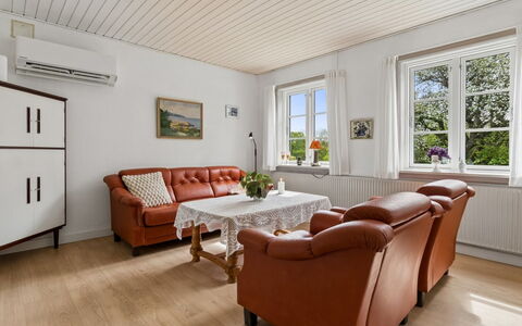 Hening - 150M from the Sea: Meubilair, Interieur Ontwerp, Flooring, Muur, Bankstel, Verdieping, Hout, Plafond, Houten Vloer, Woonkamer