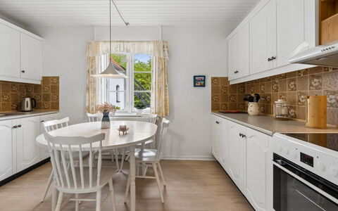 Hening - 150M from the Sea: Flooring, Interieur Ontwerp, Verdieping, Keuken, Meubilair, Hout, Countertop, Plafond, Cabinetry, Huis