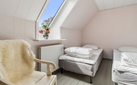 Hening - 150M from the Sea: Slaapkamer, Hout, Bed, Meubilair, Bedding, Laken, Interieur Ontwerp, Verdieping, Huis, Linens