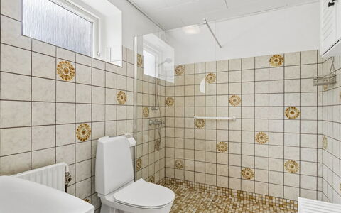 Hening - 150M from the Sea: Flooring, Verdieping, Tegel, Wc Bril, Toilet, Loodgieterswerkinrichting, Badkamer, Loodgieter, Ceramic