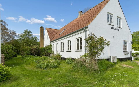 Hening - 150M from the Sea: Gras, Gebouw, Huis, Dak, Verblijf, Huis, Struik, Wolk, Land Lot