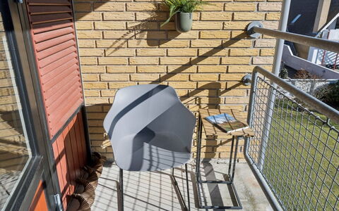 Amilia - 100M from the Sea: Vegetation, Struik, De Lente, Verblijf, Tuin, Schaduw, Backyard, Werf, Stoel