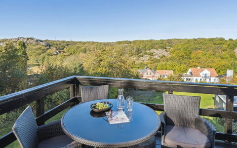 Krischan - 500M from the Sea: Woongebied, Struik, Huis, Huis, Tuin, Landgoed, Schaduw, Landscaping, Gazon