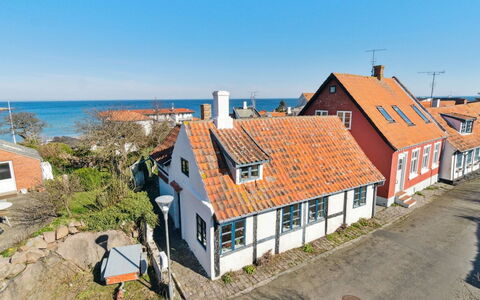 Ariela - 150M from the Sea: Woongebied, Struik, Huis, Huis, Tuin, Landgoed, Schaduw, Landscaping, Gazon