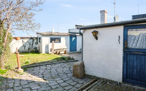 Ariela - 150M from the Sea: Woongebied, Struik, Huis, Huis, Tuin, Landgoed, Schaduw, Landscaping, Gazon