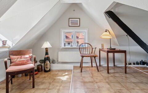 Ariela - 150M from the Sea: Woongebied, Struik, Huis, Huis, Tuin, Landgoed, Schaduw, Landscaping, Gazon