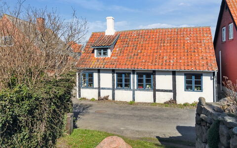 Ariela - 150M from the Sea: Woongebied, Struik, Huis, Huis, Tuin, Landgoed, Schaduw, Landscaping, Gazon