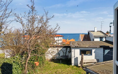 Ariela - 150M from the Sea: Woongebied, Struik, Huis, Huis, Tuin, Landgoed, Schaduw, Landscaping, Gazon