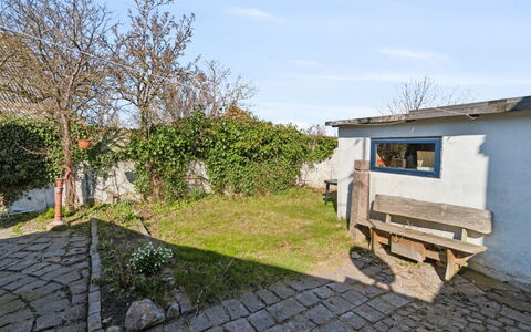 Ariela - 150M from the Sea: Woongebied, Struik, Huis, Huis, Tuin, Landgoed, Schaduw, Landscaping, Gazon