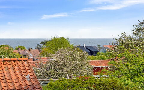 Auti - 300M from the Sea: Woongebied, Struik, Huis, Huis, Tuin, Landgoed, Schaduw, Landscaping, Gazon