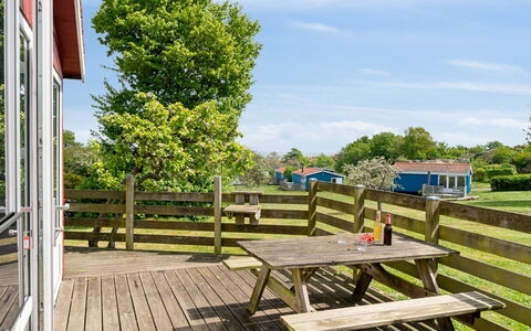 Auti - 300M from the Sea: Woongebied, Struik, Huis, Huis, Tuin, Landgoed, Schaduw, Landscaping, Gazon