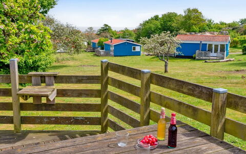 Auti - 300M from the Sea: Woongebied, Struik, Huis, Huis, Tuin, Landgoed, Schaduw, Landscaping, Gazon