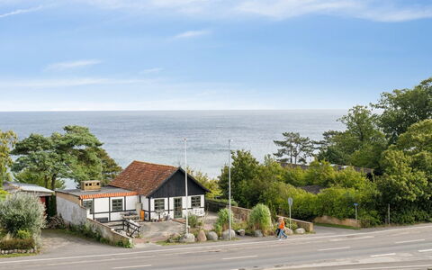 Evalina - 150M from the Sea: Woongebied, Struik, Huis, Huis, Tuin, Landgoed, Schaduw, Landscaping, Gazon