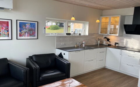 Evalina - 150M from the Sea: Meubilair, Hout, Keuken, Flooring, Countertop, Interieur Ontwerp, Cabinetry, Verdieping, Toestel Van De Keuken, Major Appliance