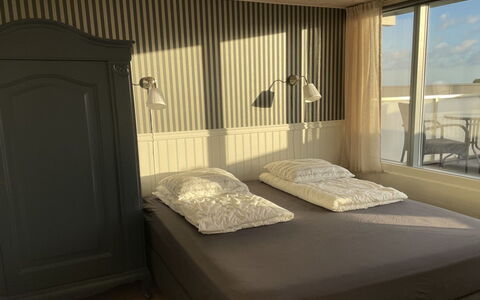 Evalina - 150M from the Sea: Slaapkamer, Bed, Hout, Laken, Meubilair, Interieur Ontwerp, Bedding, Verdieping, Flooring, Linens