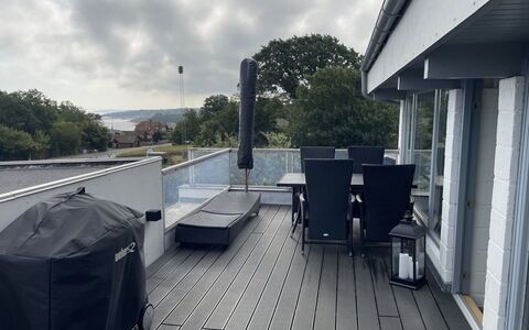 Evalina - 150M from the Sea: Samengesteld Materiaal, Dek, Houten Vloer, Hardwood, Balkon, Schaduw, Plank, Beits, Daylighting, Buitenmeubels