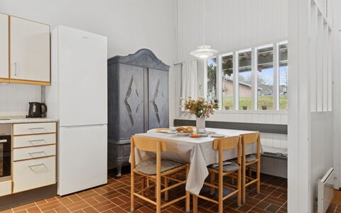 Arnt - 100M from the Sea: Flooring, Interieur Ontwerp, Meubilair, Verdieping, Hout, Plafond, Keuken, Verlichting, Kamer, Appartement